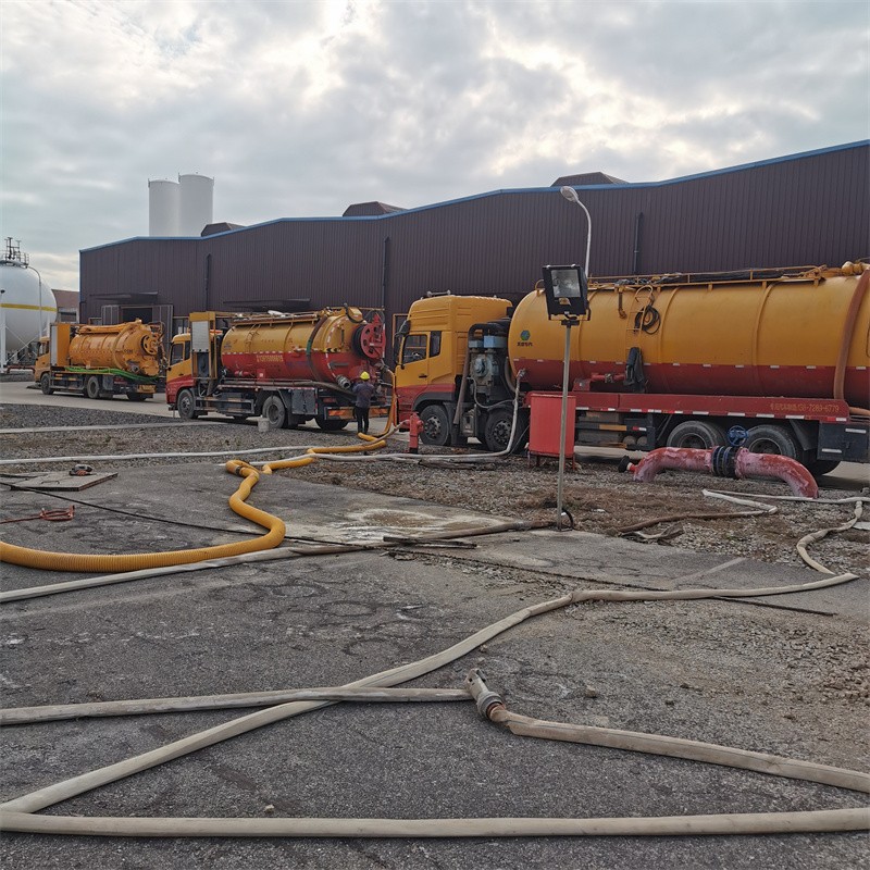 红坪镇污水池清理