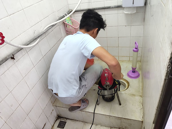 红坪镇肥皂掉到马桶里把马桶堵住了怎么办？马桶堵住了怎么办